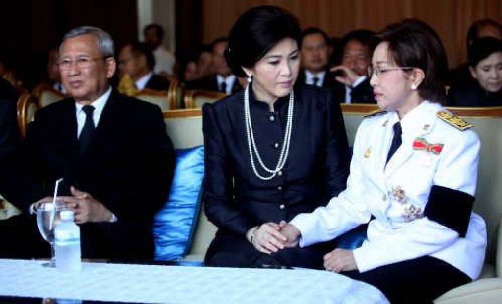 "ยิ่งลักษณ์" ร่วมงานพระราชทานเพลิงศพ! "ยิ่งลักษณ์" ร่วมงานพระราชทานเพลิงศพ!