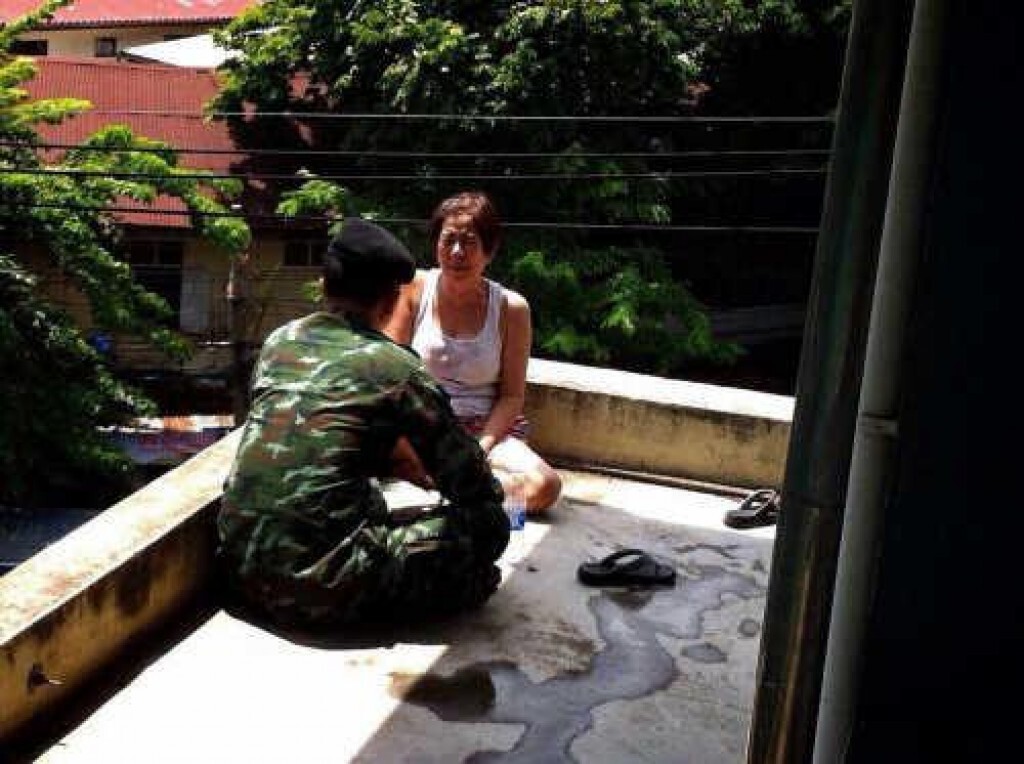 "ทหาร" ช่วย "สาวใหญ่" คิดสั้นกระโดดตึก "ทหาร" ช่วย "สาวใหญ่" คิดสั้นกระโดดตึก