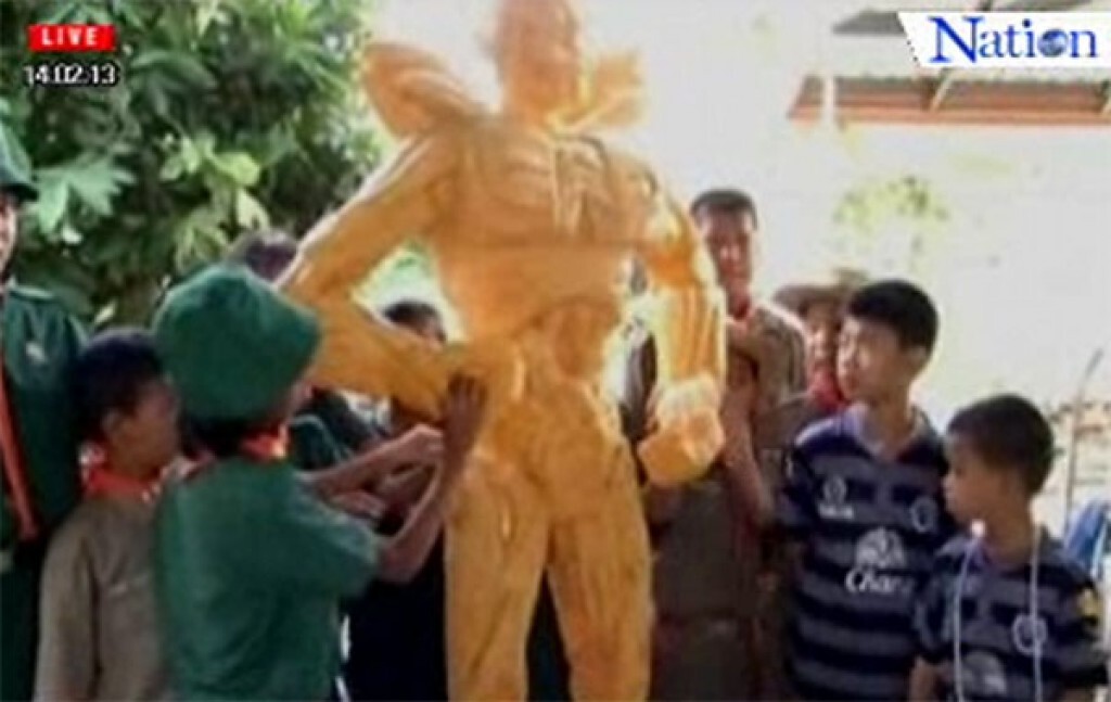 เด็กๆตื่นเต้นแห่ชมเทียนพรรษา หุ่นทรานฟอร์เมอร์ เด็กๆตื่นเต้นแห่ชมเทียนพรรษา หุ่นทรานฟอร์เมอร์