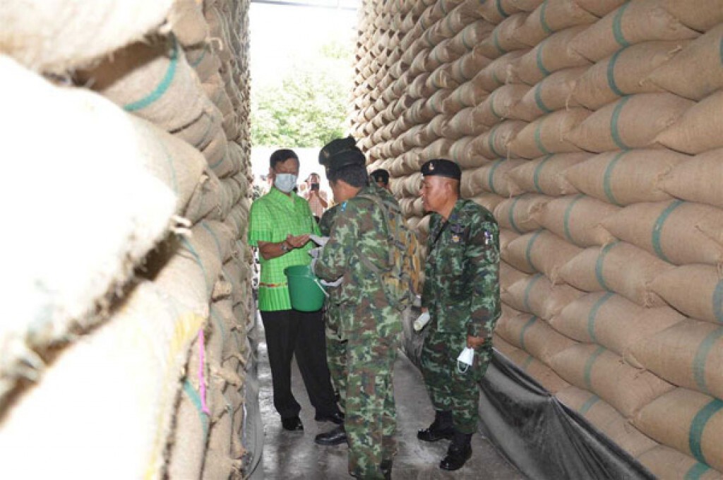พิจิตรตรวจข้าว พบกองข้าวยุบตัว 2 โกดัง