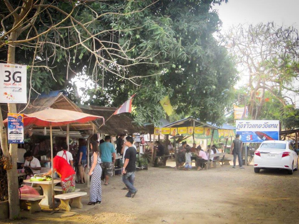 "ข้าวแกงกุ้งวังดาน" บางระกำขวัญใจทุกระดับชั้นรถจอดอุดหนุนยาวเหยียด