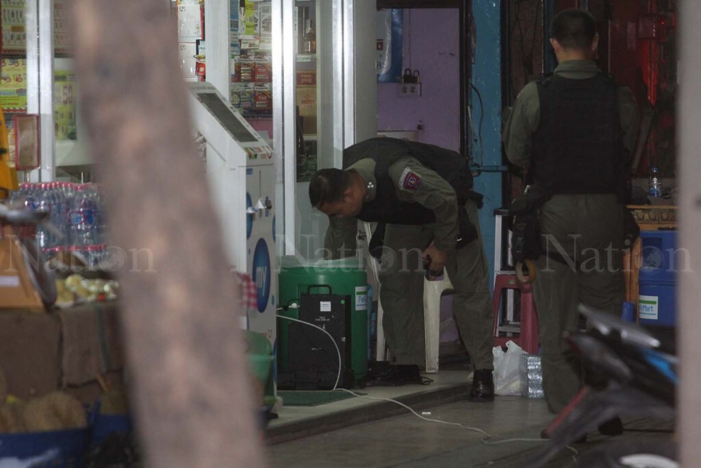 ชาวบ้านผวา พบกล่องต้องสงสัย หน้ามินิมาร์ท ย่านลาดพร้าว