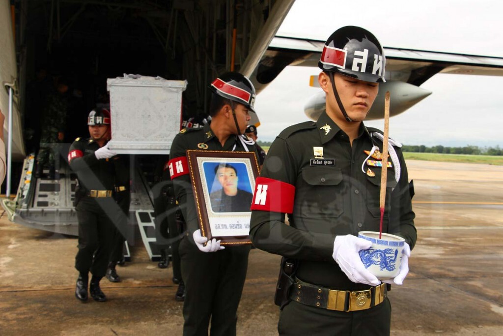 ญาติเศร้ารอรับศพทหารกล้า เสียชีวิตจากชายแดนใต้ ญาติเศร้ารอรับศพทหารกล้า เสียชีวิตจากชายแดนใต้