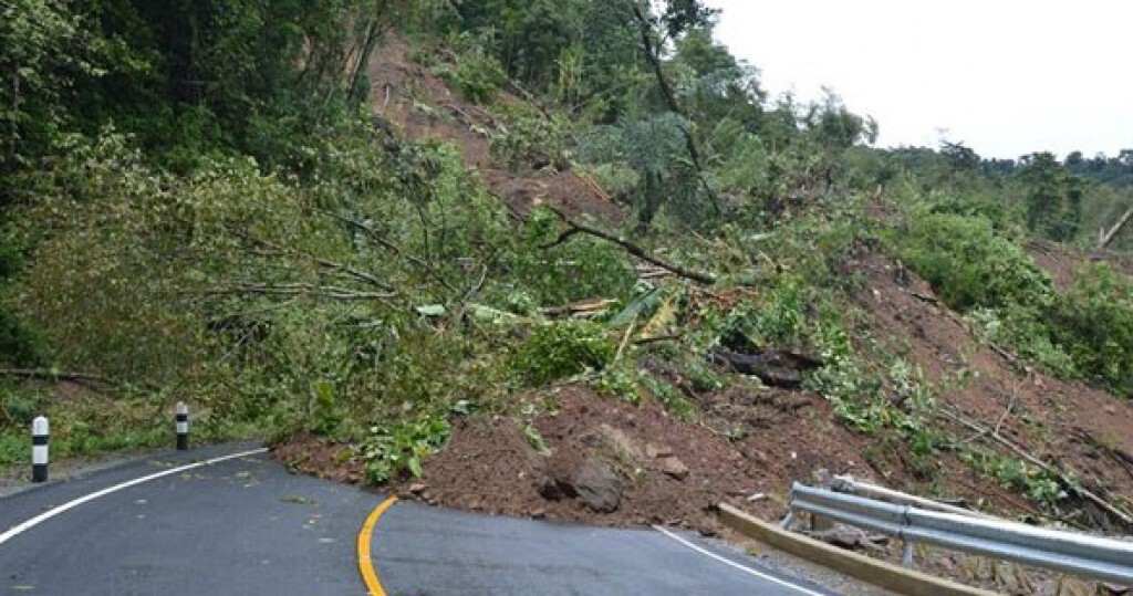 ดินถล่มปิดทับถนนสายแม่จัน - ดอยแม่สลอง