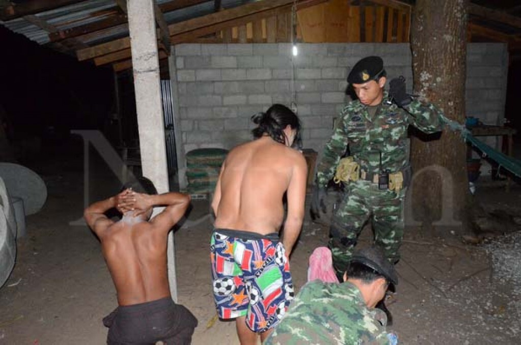 บุกค้นตำบลบางสะพาน ยึด "ปืน-กระสุน-ยาบ้า" อื้อ