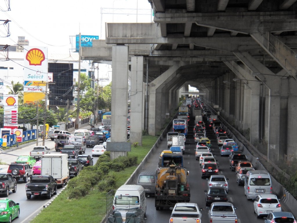 ประชาชนแห่ทำบุญออกต่างจังหวัด ส่งผลรถติด ประชาชนแห่ทำบุญออกต่างจังหวัด ส่งผลรถติด