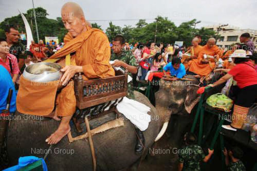 ตักบาตรพระสงฆ์ บนหลังช้างแห่งเดียวในโลก ตักบาตรพระสงฆ์ บนหลังช้างแห่งเดียวในโลก