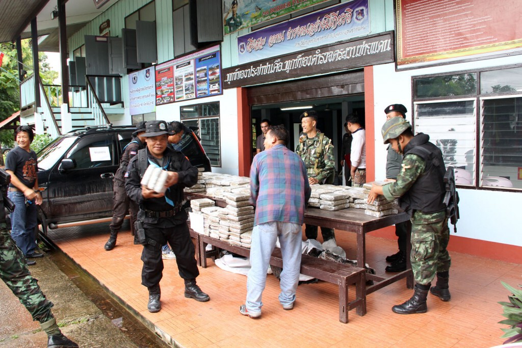 จับกัญชาอัดแท่งได้ 508 แท่งพร้อมผู้ต้องหา 2 คน