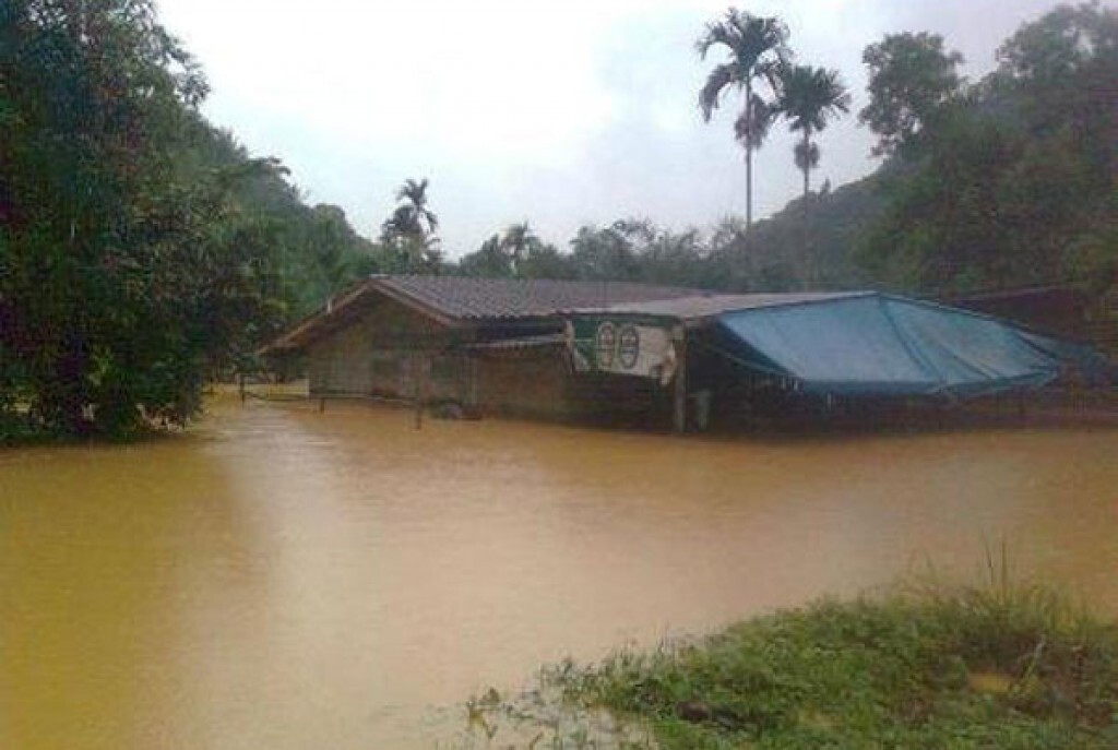 ฝนถล่มระนอง ทำ 3 ชุมชนจมบาดาล
