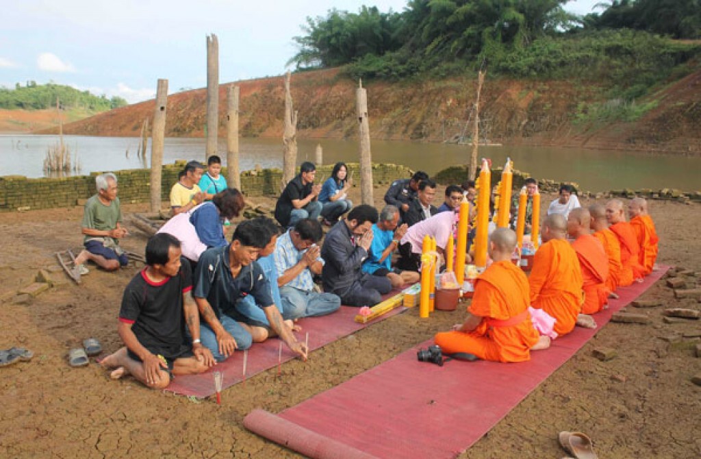 ถวายเทียนพรรษา วัดใต้บาดาล กลางเขื่อนสิริกิติ์ ถวายเทียนพรรษา วัดใต้บาดาล กลางเขื่อนสิริกิติ์