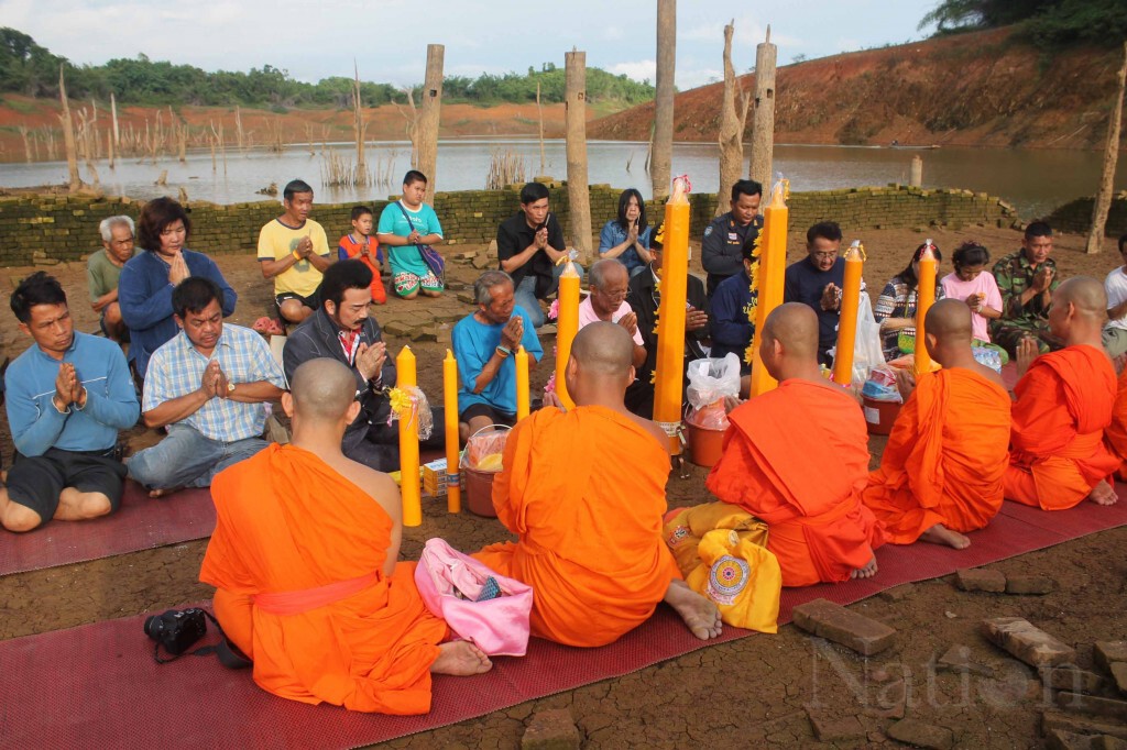 ถวายเทียนพรรษาวัดใต้บาดาล กลางเขื่อนสิริกิติ์ ถวายเทียนพรรษาวัดใต้บาดาล กลางเขื่อนสิริกิติ์