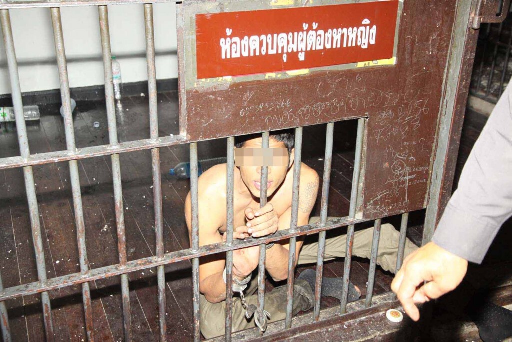 หนุ่มคลั่งอาละวาดพังห้องขังโรงพัก ตร.พบชื่อใบขับขี่กับบัตร ปชช.ไม่ตรงกัน