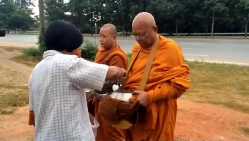 พระสุเทพ ออกบิณฑบาต เช้าวันนี้ พระสุเทพ ออกบิณฑบาต เช้าวันนี้