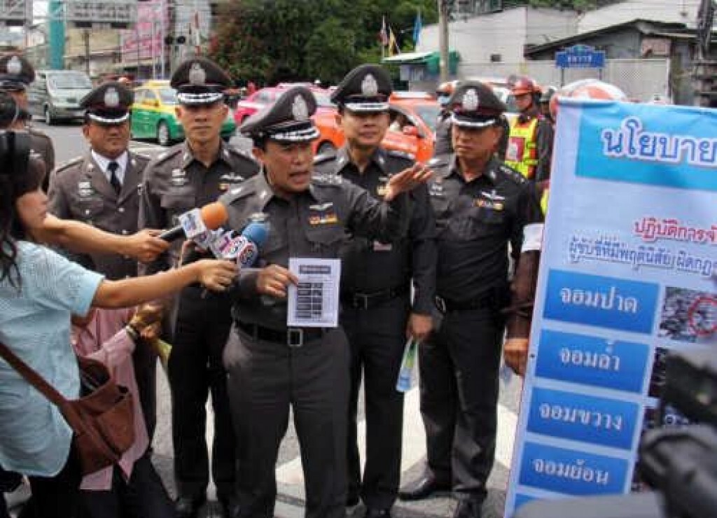 "ตร." เข้ม! มาตรการจราจร ลงพื้นที่แยกปทุมวัน-นางเลิ้ง "ตร." เข้ม! มาตรการจราจร ลงพื้นที่แยกปทุมวัน-นางเลิ้ง