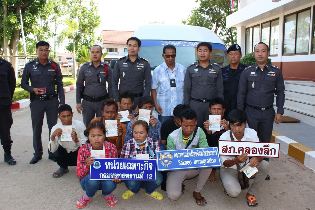 รวบเครือข่ายค้าแรงงานเถื่อนนำรถตู้มารับ "กัมพูชา" 9 คน ส่ง "กทม."