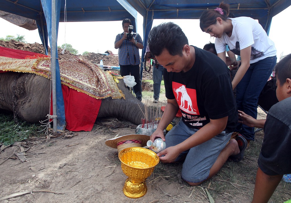 ตำรวจภาค 1 ตามจับขบวนการตัดงาช้างได้ยกแก๊ง ตำรวจภาค 1 ตามจับขบวนการตัดงาช้างได้ยกแก๊ง