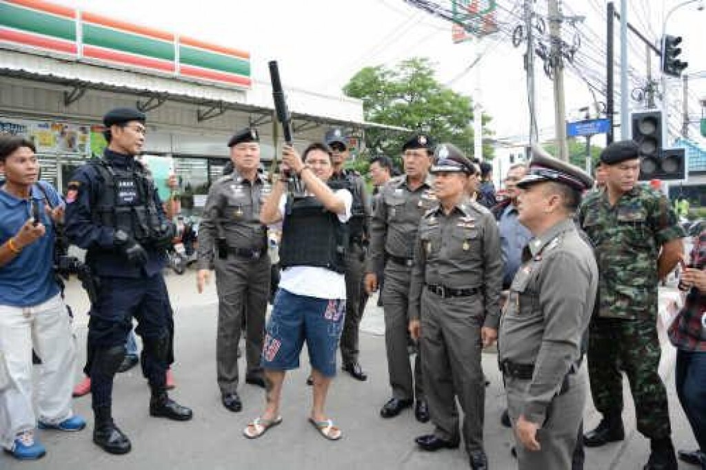 จับกุม! ผู้ต้องหา ยิงM 79 ใส่ "ปปช." จับกุม! ผู้ต้องหา ยิงM 79 ใส่ "ปปช."