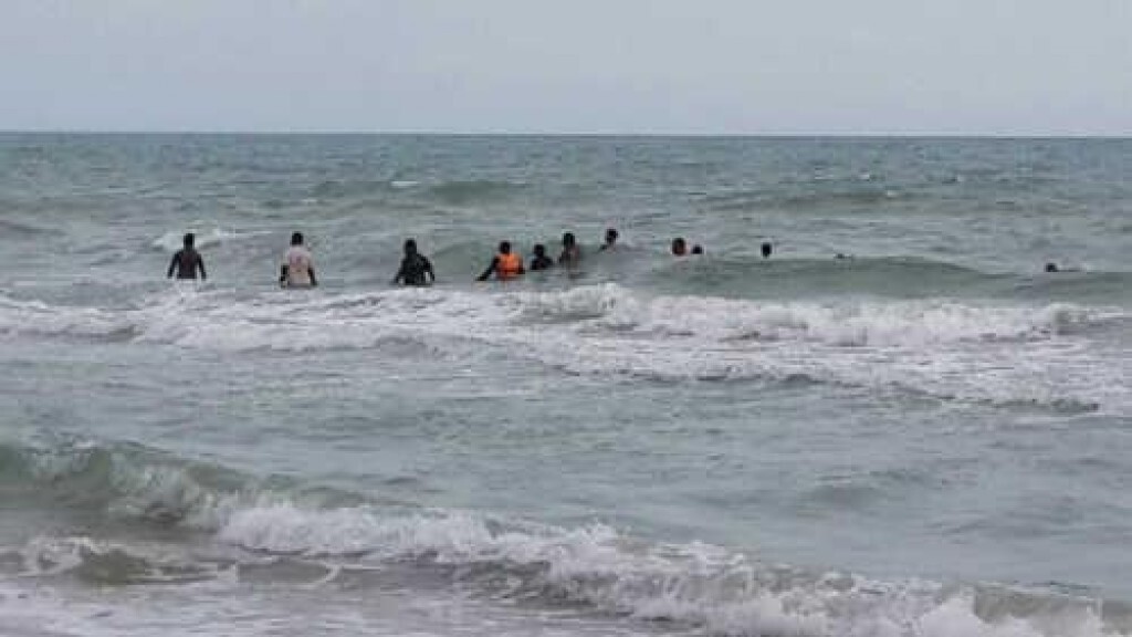 คลื่นทะเลหาดแม่พิมพ์! กลืนชีวิตนักเรียนม.1 คลื่นทะเลหาดแม่พิมพ์! กลืนชีวิตนักเรียนม.1