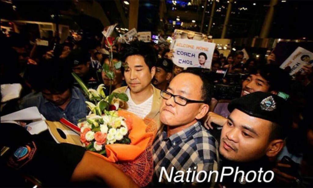 "โค้ชเช" ถึงไทย ผู้คนนับพันแห่ต้อนรับ