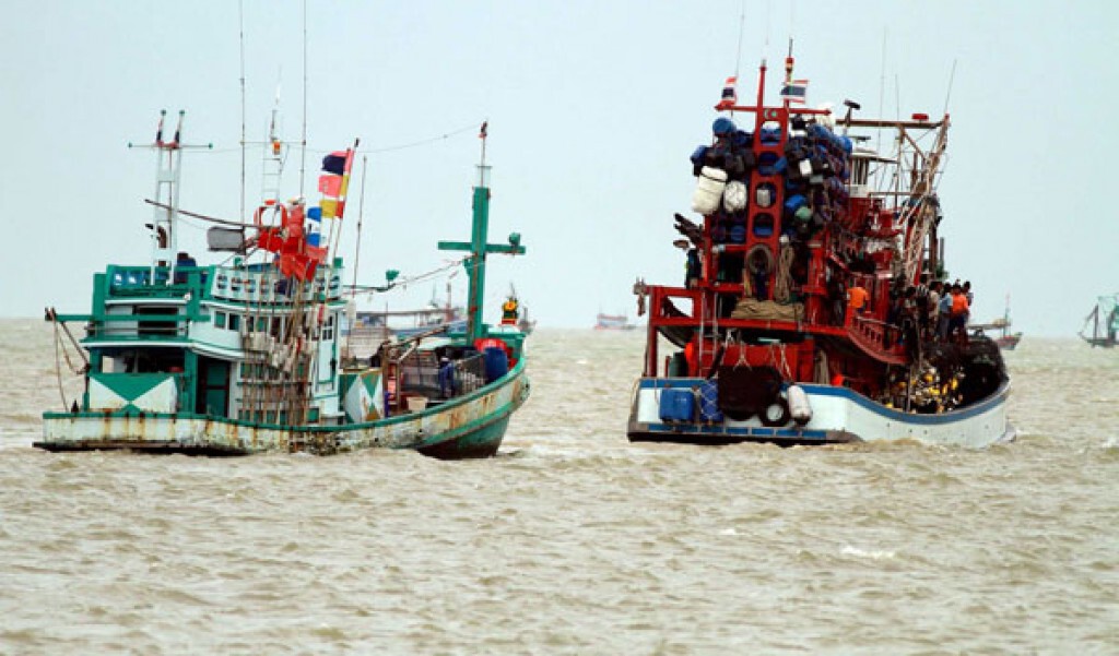 5 ลูกเรือกัมพูชา คลั่งยาบ้า ขู่ฆ่าบังคับเอาเรือเข้าฝั่ง