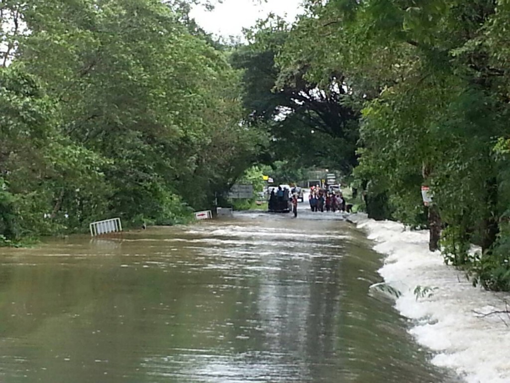 ฝนตกหนักติดต่อกันหลายวันเกิดน้ำท่วมขัง 4 อำเภอ ฝนตกหนักติดต่อกันหลายวันเกิดน้ำท่วมขัง 4 อำเภอ