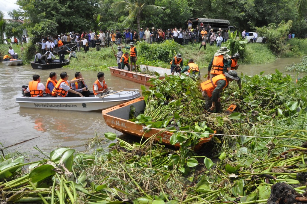 ทหาร-ชาวบ้านร่วมมือกัน กำจัดวัชพืช ทหาร-ชาวบ้านร่วมมือกัน กำจัดวัชพืช