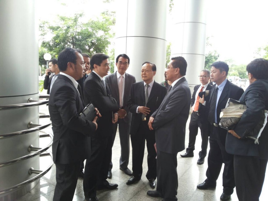 "อภิสิทธิ์" เดินทางมาถึงศาลอาญารัชดา