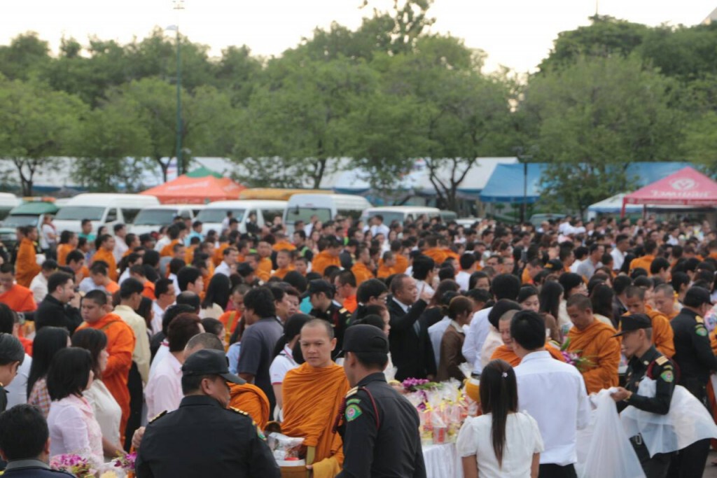 "กทม." ร่วมทำบุญตักบาตรที่ท้องสนามหลวง