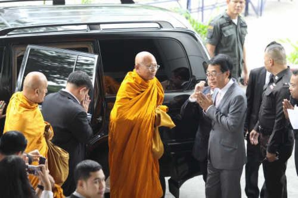 "พระสุเทพ" เดินทางมาศาลอาญารัชดา