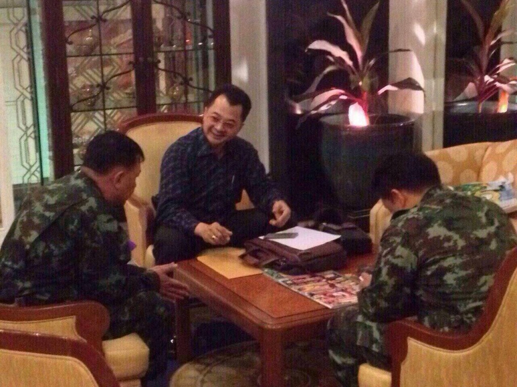 รวบแก๊งเก็บค่าคุ้มครอง "ซอยพัฒน์พงศ์" รวบแก๊งเก็บค่าคุ้มครอง "ซอยพัฒน์พงศ์"