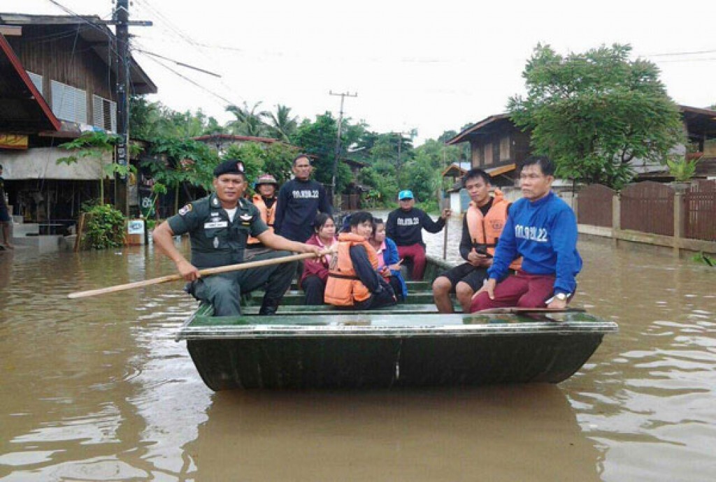 ฝนกระหน่ำไม่หยุด อ.โพธิ์ไทรน้ำท่วม ฝนกระหน่ำไม่หยุด อ.โพธิ์ไทรน้ำท่วม