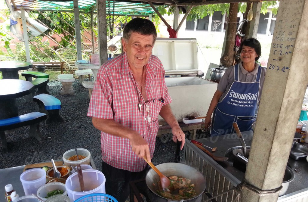 ฝรั่งเปิดร้านขายหอยทอดผัดไท ลูกค้าติดใจฝีมือ ฝรั่งเปิดร้านขายหอยทอดผัดไท ลูกค้าติดใจฝีมือ