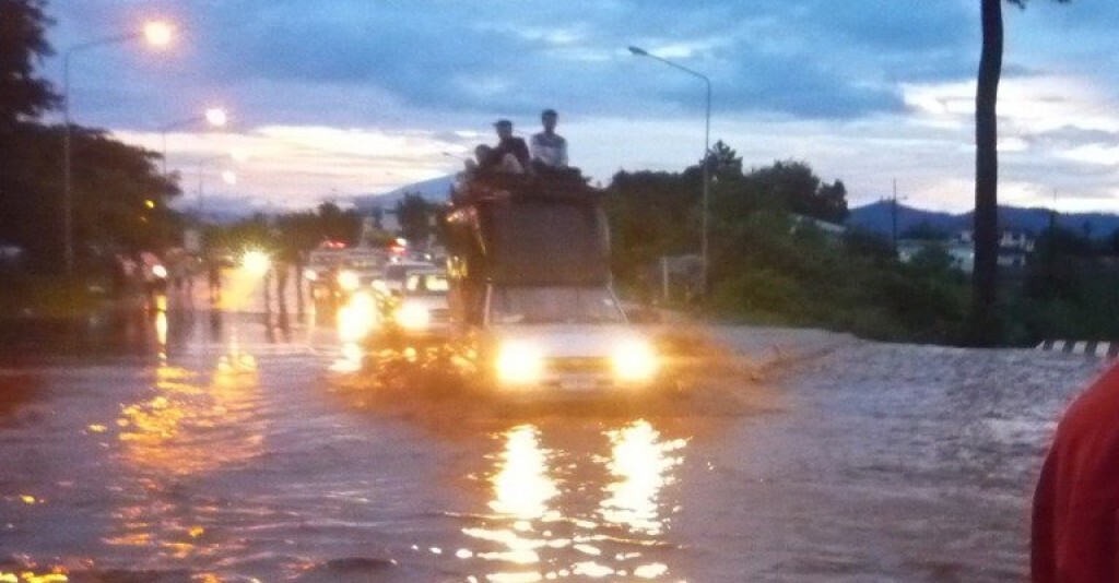 น้ำท่วมถนนสายแม่สอด-อุ้มผาง กู้ภัยเฝ้าระวัง น้ำท่วมถนนสายแม่สอด-อุ้มผาง กู้ภัยเฝ้าระวัง