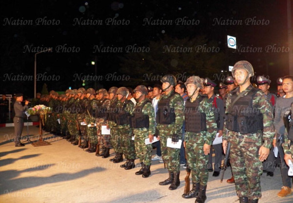 ผวจ.ปทุมธานี พร้อมทหาร-ตร. ตรวจค้นชุมชนเสื่อมโทรม ผวจ.ปทุมธานี พร้อมทหาร-ตร. ตรวจค้นชุมชนเสื่อมโทรม