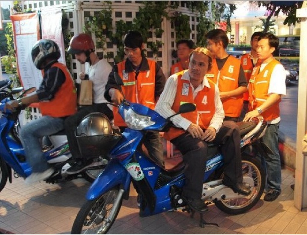 รวบสองสามีภรรยาขาใหญ่ ย่านดินแดง เรียกเก็บเงินวิน จยย.รับจ้าง