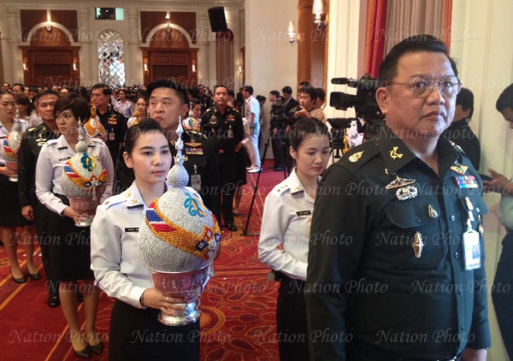 ปลัด กห.นำข้าราชการวางพานพุ่ม ถวายพระพร ปลัด กห.นำข้าราชการวางพานพุ่ม ถวายพระพร