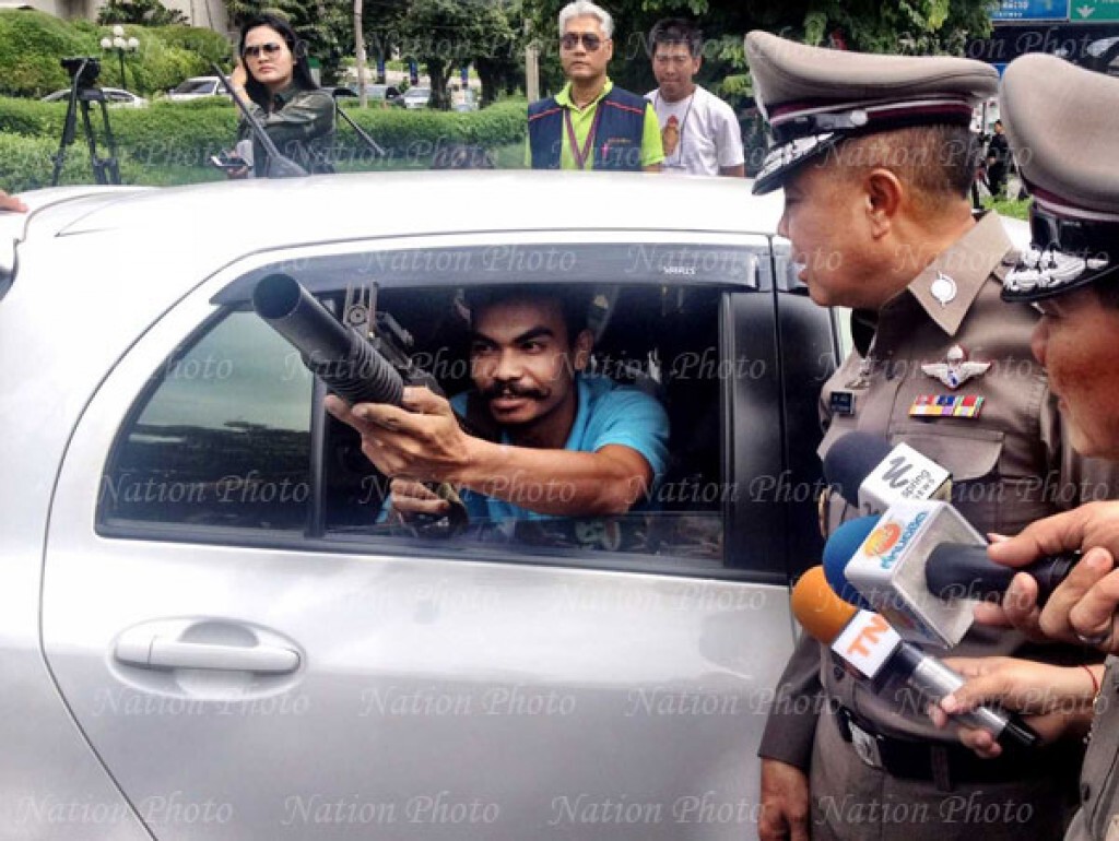 ตร.หิ้วมือยิงเอ็ม 79 ใส่อาคารชิน 3 ทำแผนจุดยิง ตร.หิ้วมือยิงเอ็ม 79 ใส่อาคารชิน 3 ทำแผนจุดยิง