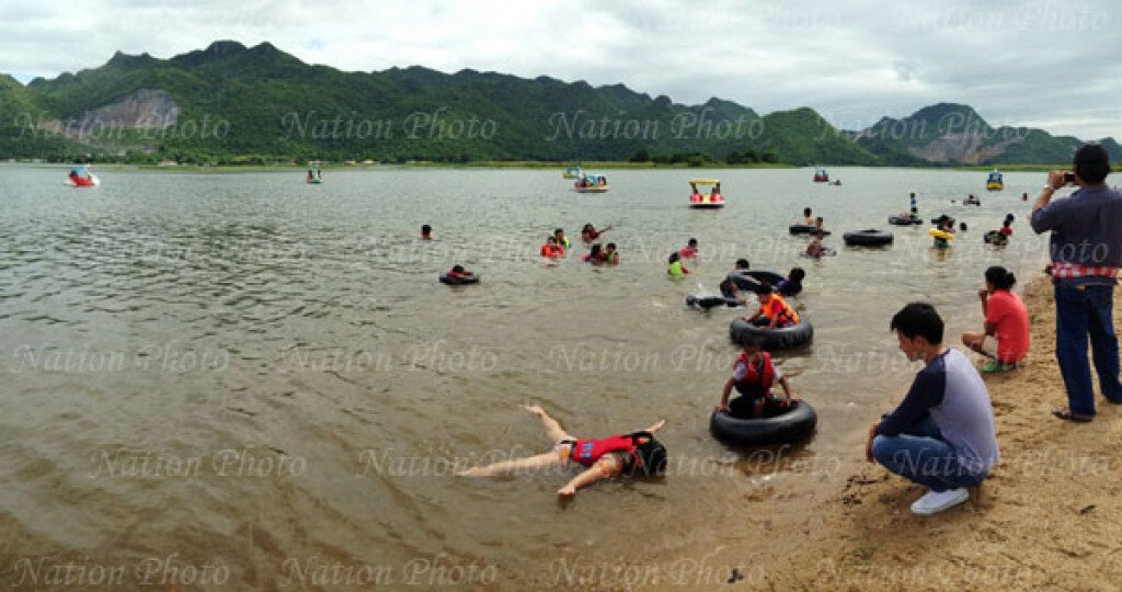 นักท่องเที่ยวพักผ่อนเล่นน้ำ บริเวณหาดทรายน้ำจืด นักท่องเที่ยวพักผ่อนเล่นน้ำ บริเวณหาดทรายน้ำจืด