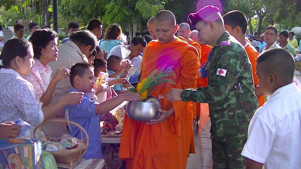 ชาวอ่างทอง ร่วมทำบุญตักบาตร ถวายเป็นพระราชกุศลเนื่องในวันแม่แห่งชาติ ชาวอ่างทอง ร่วมทำบุญตักบาตร ถวายเป็นพระราชกุศลเนื่องในวันแม่แห่งชาติ