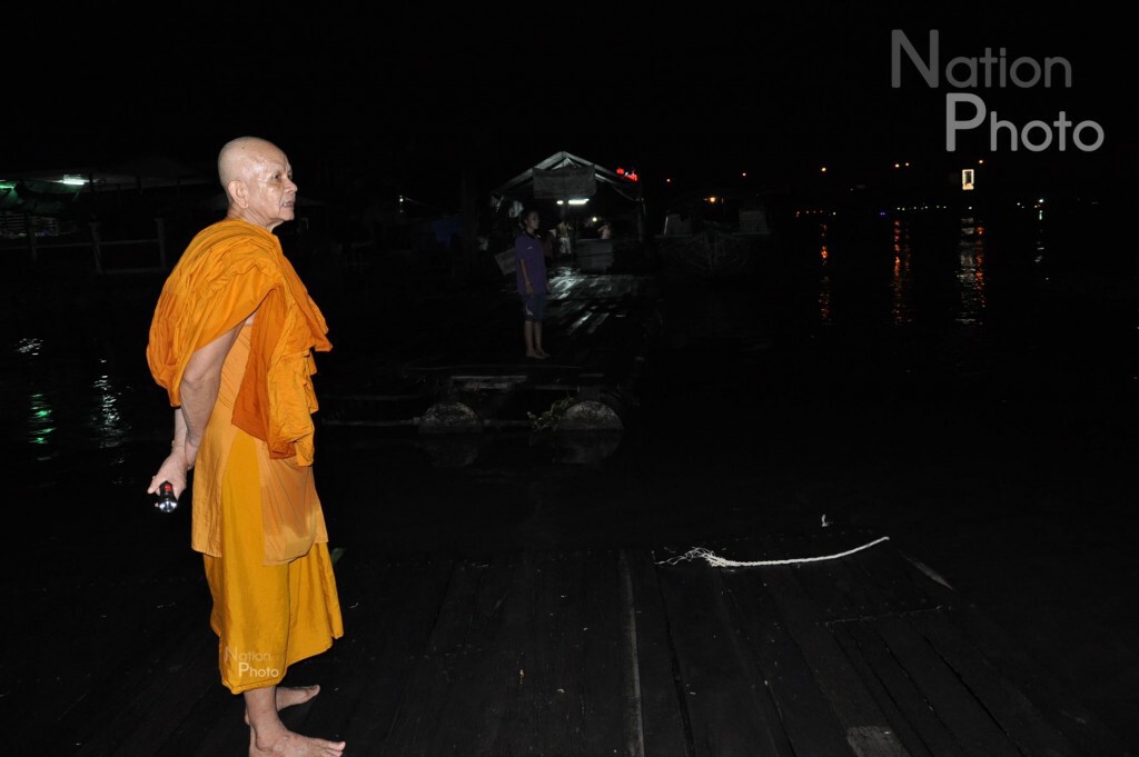 คนขับเรือลากจูง หลับใน! ชนโป๊ะเลี้ยงปลา วัดหงษ์ปทุมาวาส