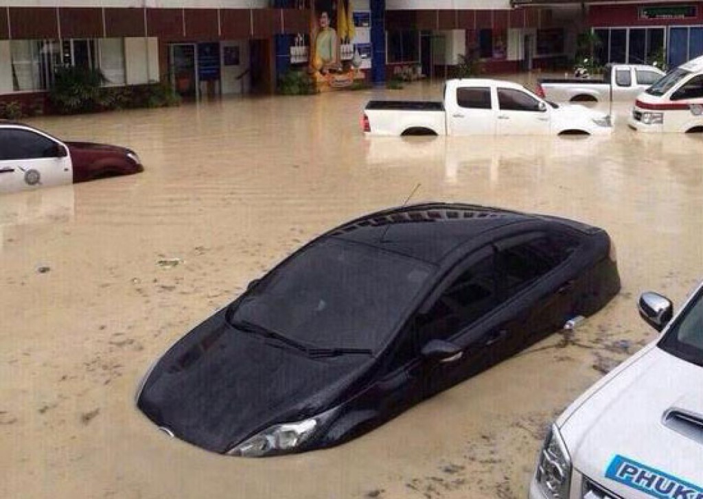 ฝนถล่มหนักท่วมโรงพักกะทู้ ดินสไลด์ทับรถ ฝนถล่มหนักท่วมโรงพักกะทู้ ดินสไลด์ทับรถ