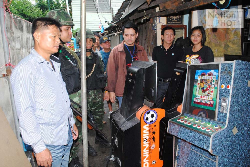 บุกจับเจ้ามือหวย-ตู้ผลไม้