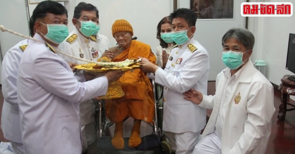 หลวงพ่อคูณปลุกเสกพระยอดธงรุ่นชัยชนะ
