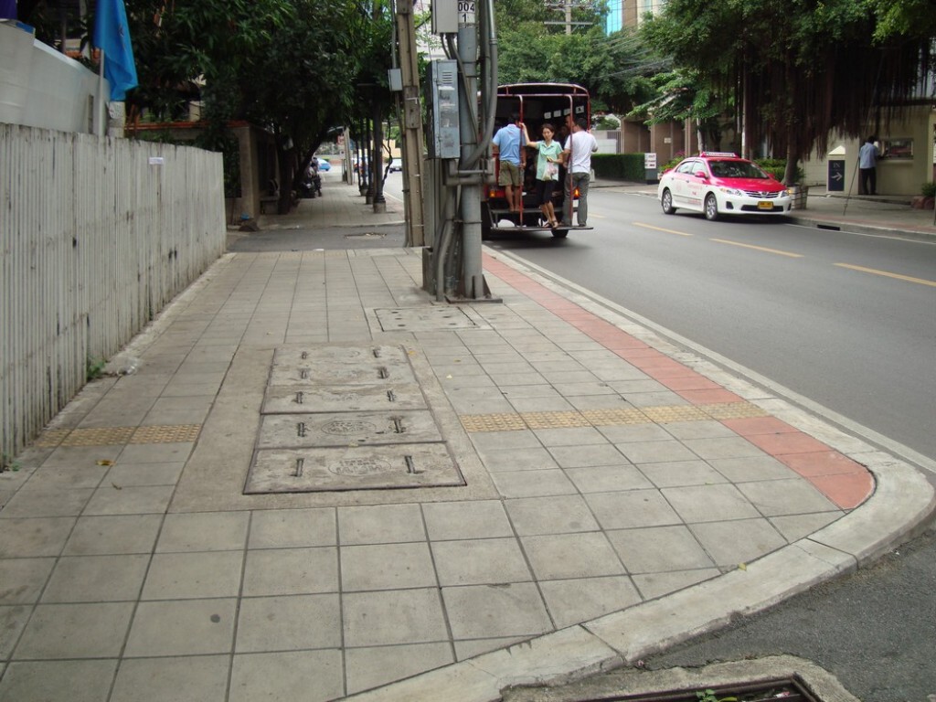 จนท. สนธิกำลังตรวจสถานบันเทิงห้ามใช้ถนนฟุตบาธรับฝากรถ