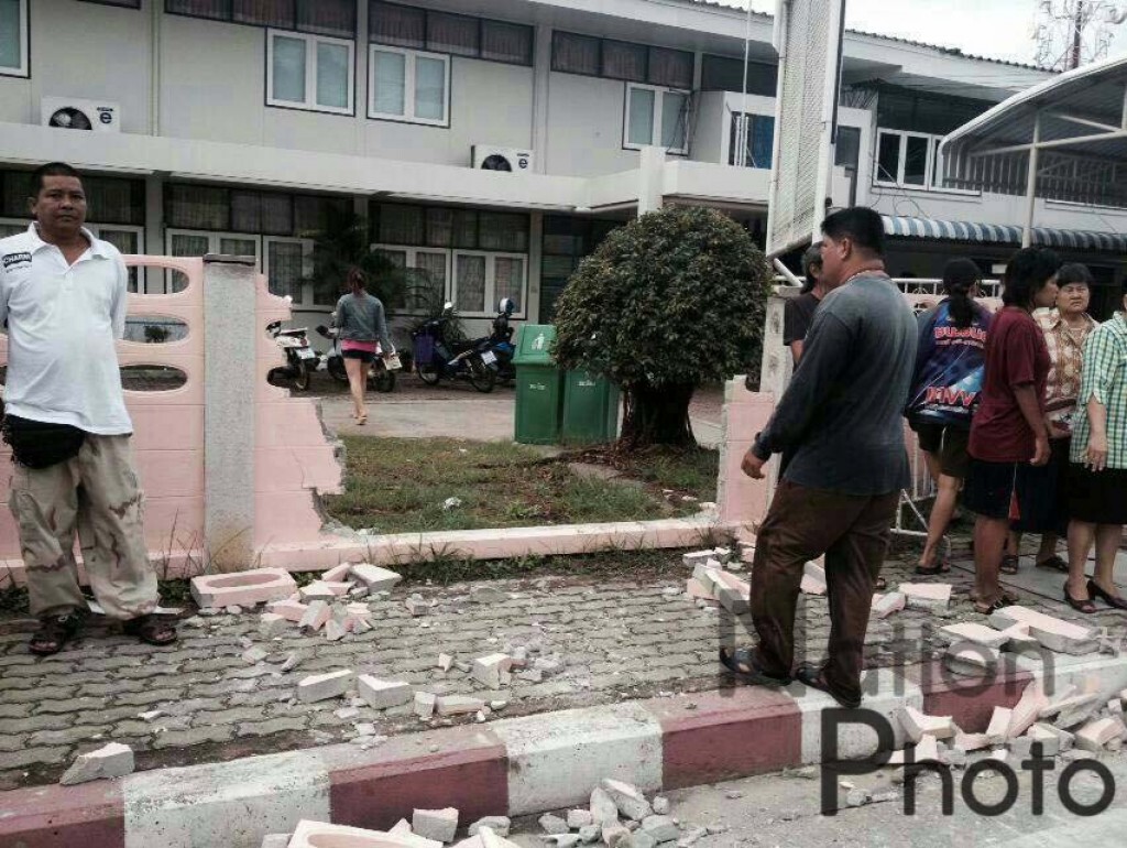 เก๋งพุ่งชนกำแพงทะลุ ก่อนข้ามไปชนนักเรียนที่กำลังข้ามถนนได้รับบาดเจ็บ 9 ราย