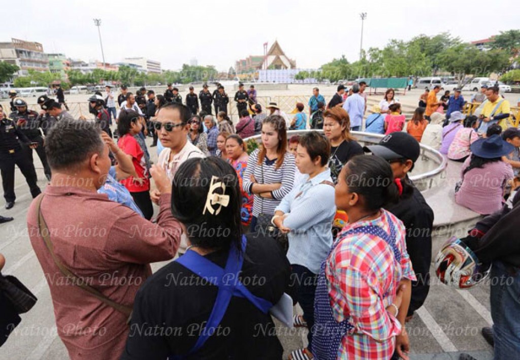 ผู้ค้าท่าช้าง-ท่าเตียนร้อง กทม.สั่งห้ามขาย ผู้ค้าท่าช้าง-ท่าเตียนร้อง กทม.สั่งห้ามขาย
