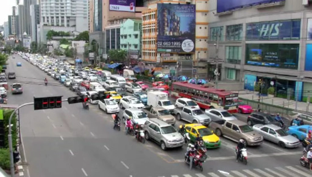 ไม่ข้ามทางม้าลายอโศกมนตรี จับปรับจริง 200 บาท