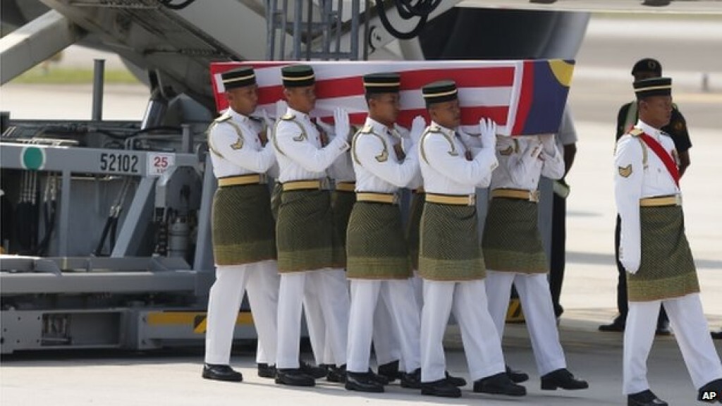ศพเหยื่อ MH17 ถึงมาเลเซีย ลดธงลงครึ่งเสา จัดพิธีรำลึกทั่วประเทศ ศพเหยื่อ MH17 ถึงมาเลเซีย ลดธงลงครึ่งเสา จัดพิธีรำลึกทั่วประเทศ