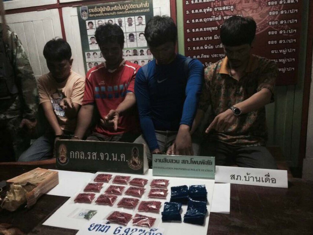 รวบ 4 หนุ่มซุกยาบ้าใต้เบาะรถ อ้างรับเงินและยาเป็นค่าจ้าง รวบ 4 หนุ่มซุกยาบ้าใต้เบาะรถ อ้างรับเงินและยาเป็นค่าจ้าง