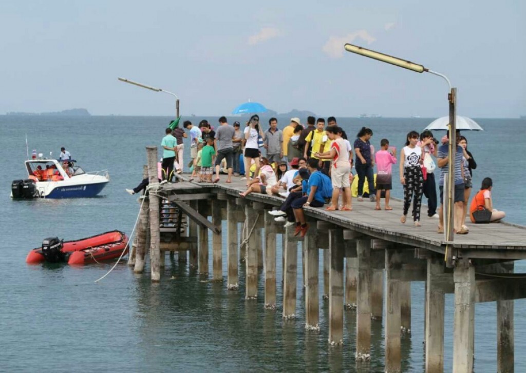 นักท่องเที่ยว แห่ชม แมงกะพรุนหลากสี อุทยานแห่งชาติ เขาแหลมหญ้า นักท่องเที่ยว แห่ชม แมงกะพรุนหลากสี อุทยานแห่งชาติ เขาแหลมหญ้า